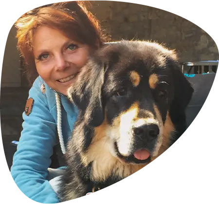 Gitta Smit-Fornahl mit Ihrem Hund im Arm