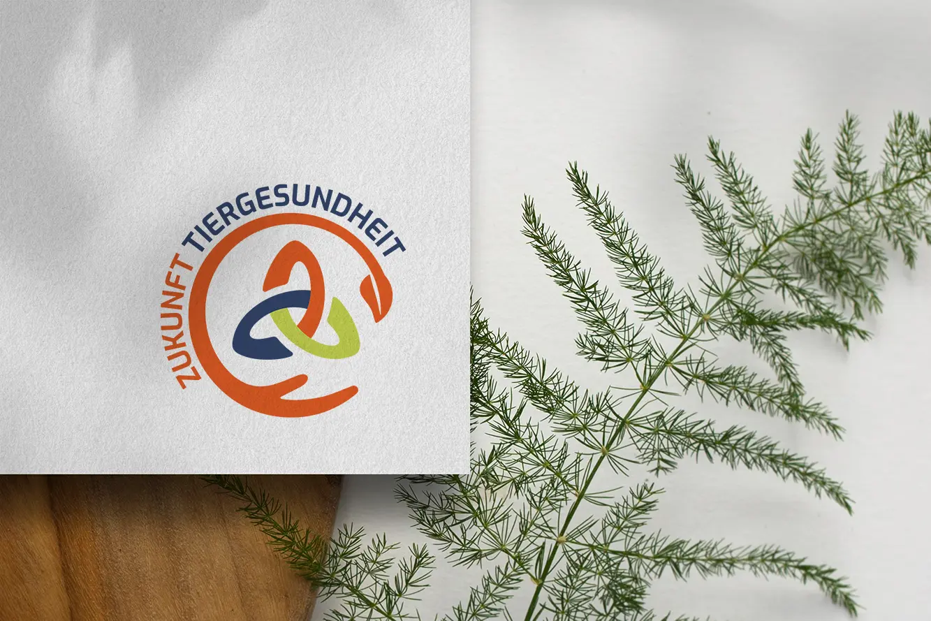 Logo Zukunft Tiergesundheit auf einem Banner, ein Zweig im Hintergrund